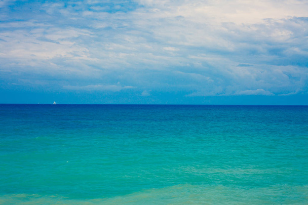 Ontwerp bedrijf lege kopie ruimte tekst voor de advertentie website promotie geïsoleerd Banner sjabloon blauwe strand water bewolkte wolken natuurlijke scène landschap bericht idee - Foto, afbeelding