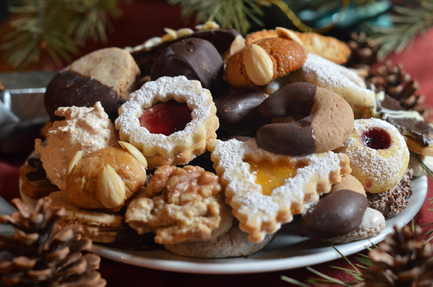 Χριστουγεννιάτικα μπισκότα σε ένα πιάτο με Χριστουγεννιάτικη διακόσμηση - Φωτογραφία, εικόνα