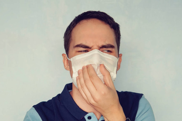 Człowiek zamyka jego usta i nos z nieprzyjemny zapach lub złe ekologia śmierdząca gazu. Pojęcie zanieczyszczenia gazu i pyłu. szkody dla zdrowia, zdrowia, uszczerbek na zdrowiu - Zdjęcie, obraz