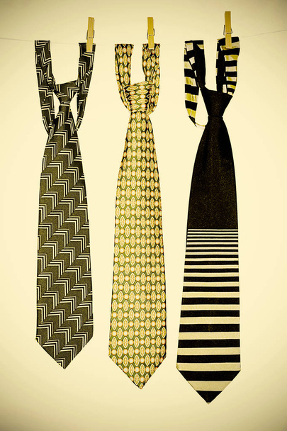 Trois cravates d'homme accrochées à la corde après le lavage. Style vintage
. - Photo, image