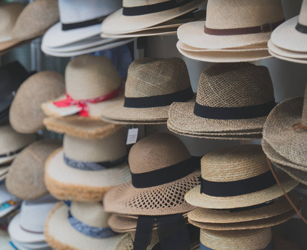 Variedad de sombreros para la venta en el mercado
. - Foto, imagen