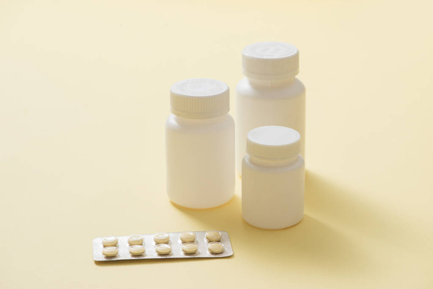 Gyógyszerek és tabletták buborékfólia csomagolásban. - Fotó, kép