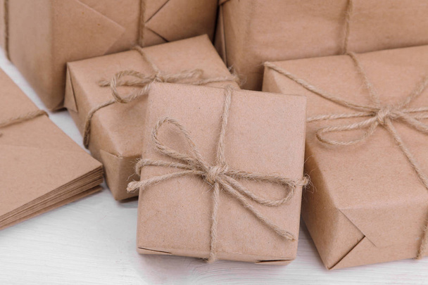Posta parsel. kutuları Kraft Kağıt beyaz ahşap bir masa üzerinde sarılı. posta veya teslim kavramı - Fotoğraf, Görsel