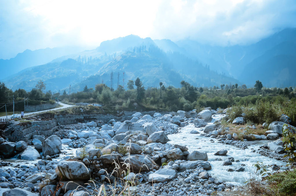 Widok krajobrazu miasta Manali, Himachal Pradesh, Kullu, Indie. - Zdjęcie, obraz