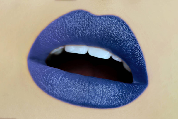 wunderschönes Make-up aus Glamour blauen Lippen, Lippenstift auf dem Gesicht einer attraktiven schönen Frau als Schönheits- und Gesundheitskonzept in Bezug auf Kosmetik und weibliche Businessmode - Foto, Bild