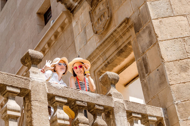 Ταξίδι τουριστών και φίλοι διασκεδάζουν στην Ισπανία, Ευρώπη - Φωτογραφία, εικόνα