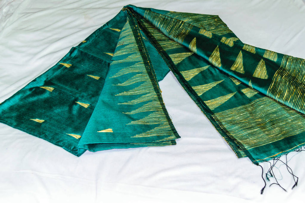 Piękny zielony kolor elegancki styl tkaniny satyna na białym tle - Zdjęcie, obraz