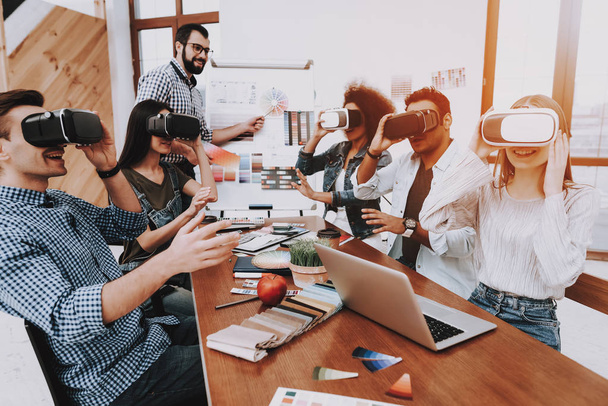 Have Fun. Virtual Reality Glasses. Look. Designers. Young Specialists. Choose Colors for Design. Teamwork. Discussion. Brainstorming. Design Studio. Multi-Ethnic. Project. Creative. Workplace. - Foto, imagen