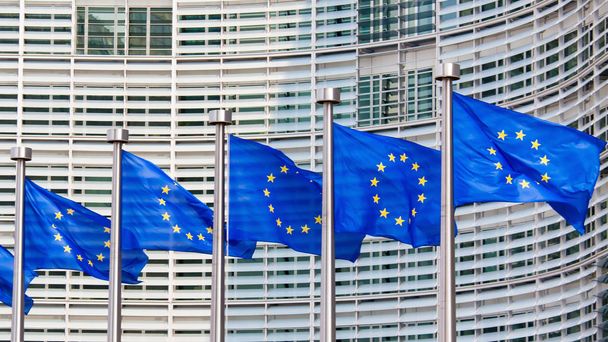 ブリュッセル、ベルギー、ヨーロッパで欧州委員会本部の前にヨーロッパの国旗 - 写真・画像