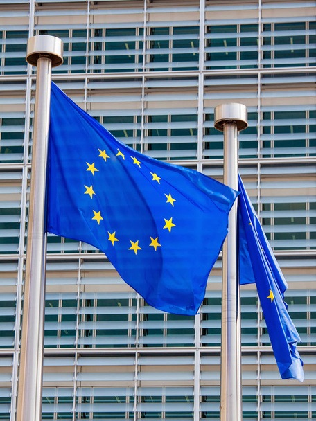 ブリュッセル、ベルギー、ヨーロッパで欧州委員会本部の前にヨーロッパの国旗 - 写真・画像