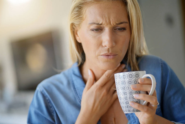 40-летняя женщина, у которой болит горло
 - Фото, изображение