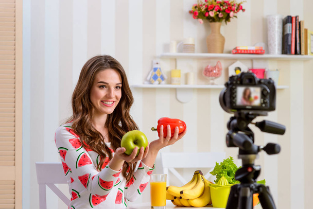 Mujer sosteniendo manzana y pimienta
 - Foto, imagen