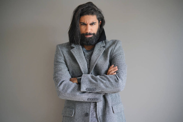 Hipster cara com casaco cinza, isolado
 - Foto, Imagem