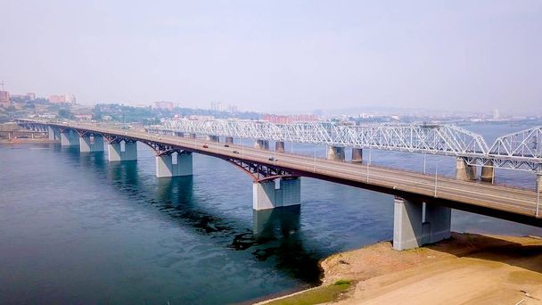 Rusya Krasnoyarsk. Yenisey köprüden. Dron Auto-yoldan   - Fotoğraf, Görsel