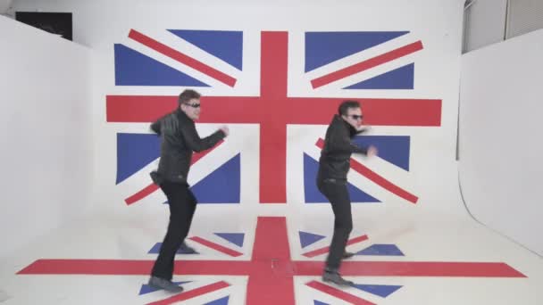 Attraente ragazzi con occhiali da sole in giacche nere moto energicamente danza
 - Filmati, video
