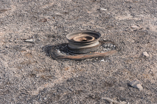 Verre et déchets métalliques exposés par le feu Thomas le long de la route 150 près du lac Casitas
. - Photo, image