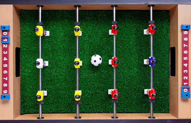 テーブル サッカー サッカー キッカー ゲーム選手、トップ ビュー - 写真・画像