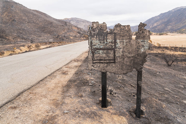 オーハイ、カリフォルニア州の高速道路 33 に沿ってトーマス火によって壊れた道路に沿って木製看板を破壊 - 写真・画像