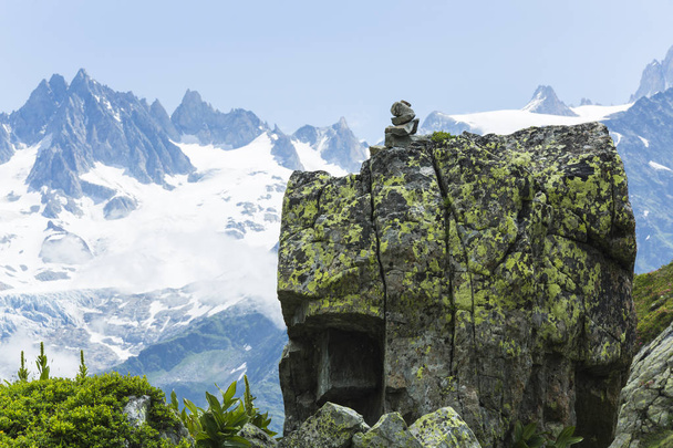 Tour du mont blanc unieke trek van ongeveer 200km rond Mont Blanc, Italië, Zwitserland en Frankrijk passeren - Foto, afbeelding