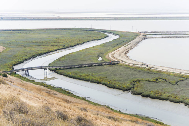 Καλιφόρνια υγρότοπο marsh με ξύλινη γέφυρα και την οικοδόμηση - Φωτογραφία, εικόνα