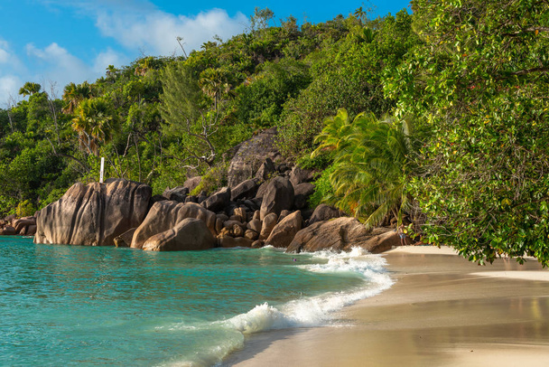 Pedras na praia em Seychelles Praslin férias paraíso praia. Viaje para Seychelles para belas praias de mar e branco no Oceano Índico, África. Pedras na praia
. - Foto, Imagem