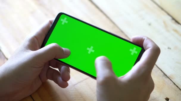 Συσκευή με οθόνη αφής γκρο πλαν εκμετάλλευση της επιχείρηση άνθρωπος χέρια χρησιμοποιώντας παίζοντας παιχνίδια για κινητά με πράσινη οθόνη οθόνη έξυπνο τηλέφωνο, 4k στα χέρια κρατώντας επιχειρηματική χρηματοδότηση έξυπνο τηλέφωνο  - Πλάνα, βίντεο