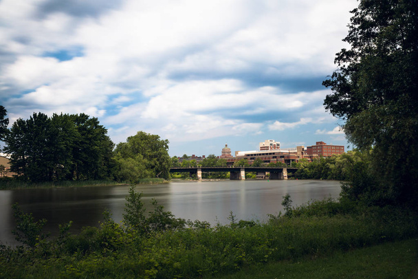 Μακροχρόνια έκθεση του Rochester της Νέας Υόρκης με ποταμό Genesee στο προσκήνιο - Φωτογραφία, εικόνα