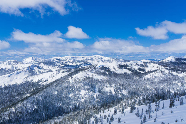 Pokryte śniegiem zbocza gór Sierra Nevada w Lake Tahoe w pobliżu ośrodek narciarski zimą - Zdjęcie, obraz
