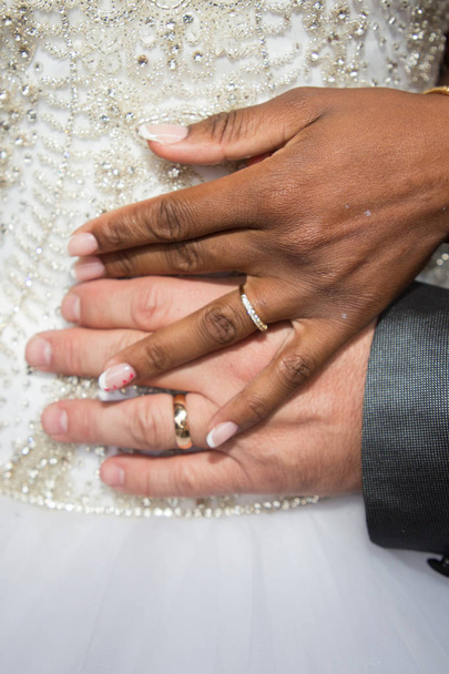 Μικτή φυλή γάμου χέρια Μαύρος Αφρικανός Αμερικανός με καυκάσια δαχτυλίδια - Φωτογραφία, εικόνα