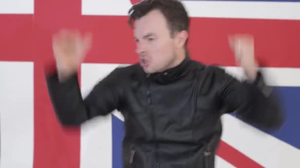 Aantrekkelijke man gekleed in zwart leer motorfiets jas zingt en danst - Video
