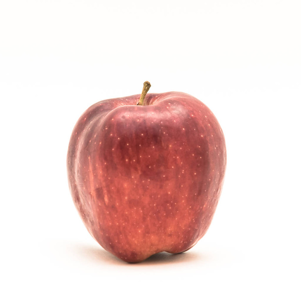 Kapat-sup studio bir kırmızı lezzetli elma beyaz arka plan üzerinde izole vurdu. Kırpma yolunu ve kopya alanı ile ham meyve sağlıklı organik snack - Fotoğraf, Görsel
