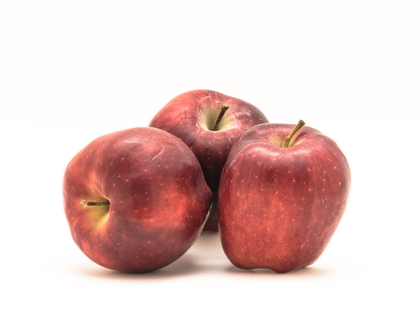 Close-sup studio ampui kolme punaista herkullista omenaa eristettynä valkoisella taustalla. Terveellisiä orgaanisia välipaloja, raakoja kokonaisia hedelmiä leikkausreitillä ja kopioi tilaa
 - Valokuva, kuva