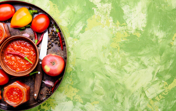 Adżyka, abchaski i gruziński pikantne przyprawy z czerwonej papryki, pomidorów i czosnku - Zdjęcie, obraz