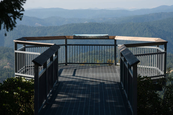 Металлическая дорожка с живописным видом на горы Калифорнии возле озера Тахо
 - Фото, изображение