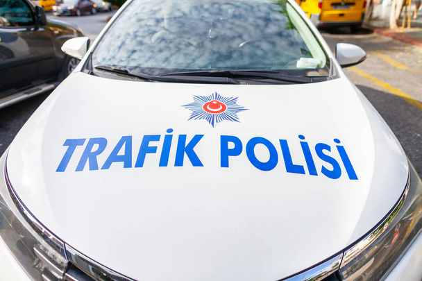 Αυτοκίνητο της αστυνομίας από την τουρκική αστυνομία Trafik ΠΩΛΗΣΗ στέκεται σε έναν δρόμο - Φωτογραφία, εικόνα