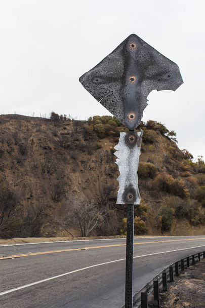 Panneau de signalisation endommagé par le feu Thomas le long de la route 33 à Ojai, Californie
 - Photo, image