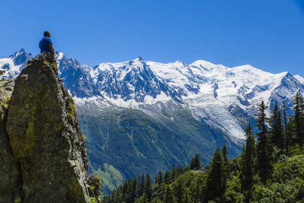 Tour du mont blanc μοναδικό οδοιπορικό περίπου 200 χιλιομέτρων γύρω από το Mont-Blanc, περνώντας μέσα από την Ιταλία, την Ελβετία και την Γαλλία - Φωτογραφία, εικόνα