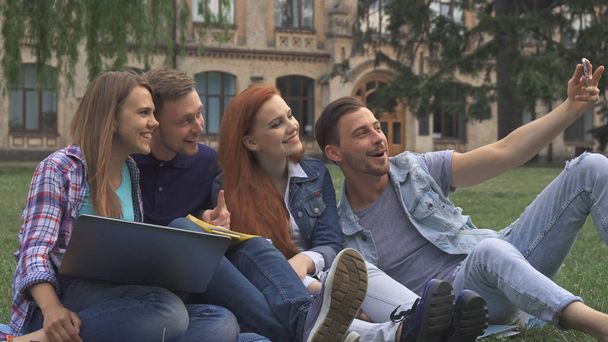 Οι φοιτητές λαμβάνουν selfie στο γκαζόν - Φωτογραφία, εικόνα