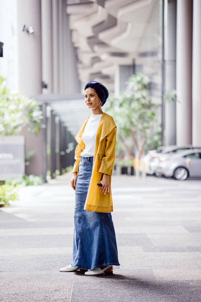 Fashion portrait of a tall, slim, young and attractive Malay Muslim woman wearing fashionable clothing and a turban - Foto, immagini