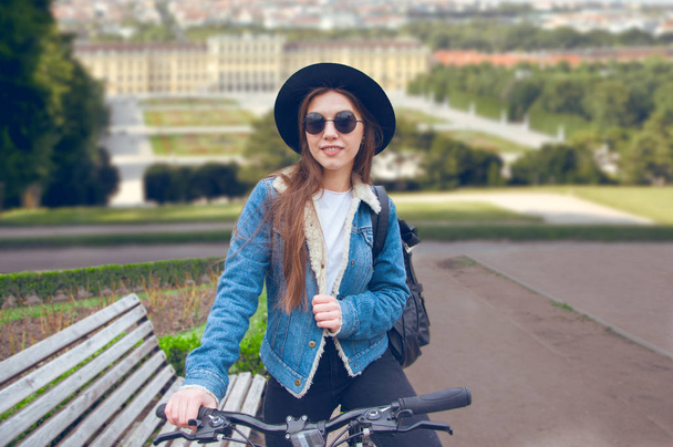 自転車に乗って街背景美しいヨーロッパの女の子 - 写真・画像