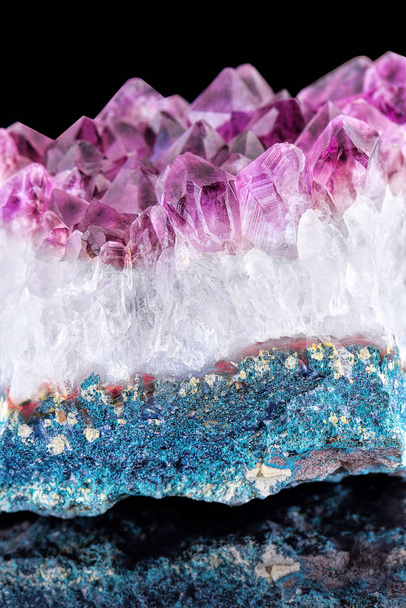 Crystal Stone macro mineral com pequena profundidade de campo. Cristais de quartzo ametista áspero roxo no fundo preto
 - Foto, Imagem