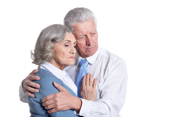 Retrato de pareja mayor abrazándose sobre fondo blanco
 - Foto, Imagen