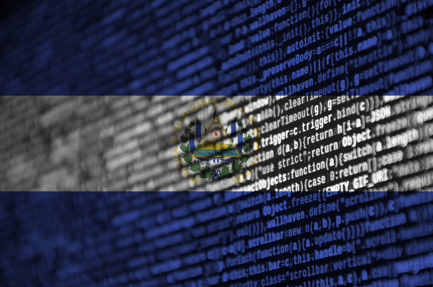 El Salvadorin lippu näkyy näytöllä ohjelmakoodilla. Käsite modernin teknologian ja sivuston kehittämiseen
. - Valokuva, kuva