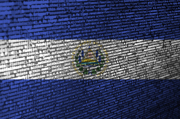 El Salvadorin lippu näkyy näytöllä ohjelmakoodilla. Käsite modernin teknologian ja sivuston kehittämiseen
. - Valokuva, kuva