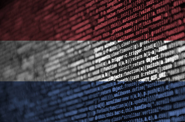 Флаг Нидерландов изображен на экране с программным кодом. Концепция современных технологий и разработка сайта
. - Фото, изображение