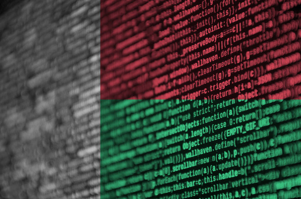 Madagaskarin lippu on kuvattu ruudulla ohjelmakoodilla. Käsite modernin teknologian ja sivuston kehittämiseen
. - Valokuva, kuva