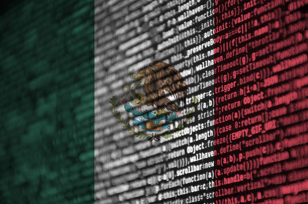 La bandera de México se muestra en la pantalla con el código del programa. El concepto de la tecnología moderna y el desarrollo del sitio
. - Foto, Imagen