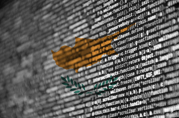 Kyperská vlajka je zobrazen na obrazovce s kódem programu. Koncepce vývoje moderní technologie a Web. - Fotografie, Obrázek