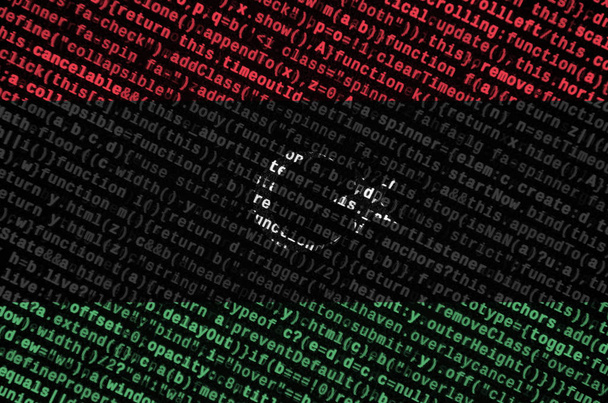 La bandera de Libia se muestra en la pantalla con el código del programa. El concepto de la tecnología moderna y el desarrollo del sitio
. - Foto, imagen