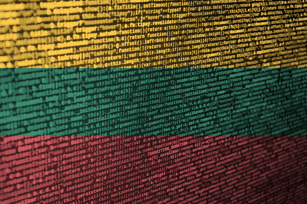 Le drapeau de la Lituanie est représenté à l'écran avec le code du programme. Le concept de technologie moderne et le développement du site
. - Photo, image